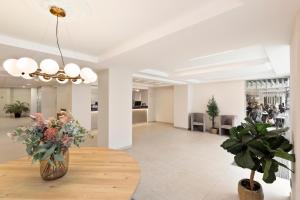 a lobby with a vase of flowers on a table at Hotel Best Auto Hogar in Barcelona