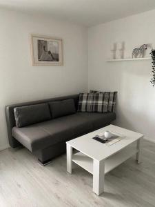 sala de estar con sofá y mesa de centro en Bungalow "Sonnenschein" en Wustrow