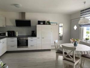 cocina con mesa y comedor en Bungalow "Sonnenschein" en Wustrow