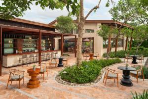 Un jardín fuera de New World Hoiana Beach Resort 163 fotos más