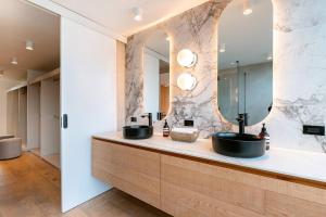 Een badkamer bij Provenza Luxury Penthouse • Pvt. Rooftop • Jacuzzi