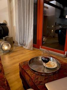 um copo de vinho sentado numa mesa numa sala de estar em " Bernies Seeglück" em Penzlin