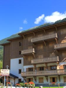 ein großes Gebäude mit Balkon auf der Seite in der Unterkunft Apartment Planards in Chamonix-Mont-Blanc