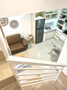 Una sala de estar con un sofá y una cocina. en Sunny Heaven Villa, en Jimbaran