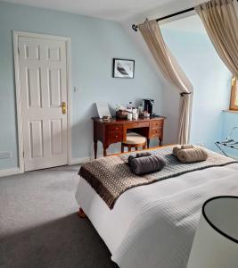 Rúm í herbergi á Valhalla BnB