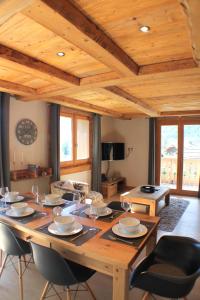einen großen Holztisch im Wohnzimmer mit Stühlen in der Unterkunft Apartment Planards in Chamonix-Mont-Blanc