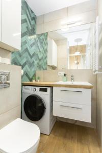 lavadero con lavadora y secadora en D127 Apartament Rodzinny Sierra, en Lublin