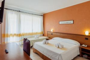 博薩的住宿－Malaspina Hotel & Resort，酒店客房设有两张床和一张桌子。