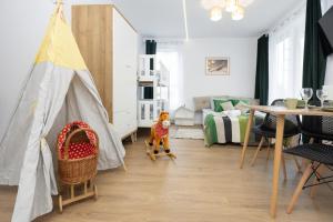 una sala de estar con una habitación para niños con una tienda de campaña en D127 Apartament Rodzinny Sierra, en Lublin
