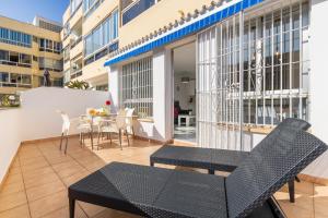 einen Balkon mit einem Tisch und Stühlen auf einem Gebäude in der Unterkunft Vistamarina B109 By IVI Real Estate in Torremolinos