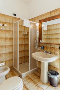 博薩的住宿－Malaspina Hotel & Resort，带淋浴、盥洗盆和卫生间的浴室
