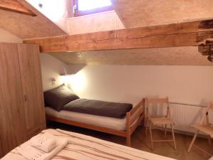 ein kleines Schlafzimmer mit einem Etagenbett und einem Fenster in der Unterkunft PENTHOUSE with mountain views and SAUNA in Hermagor