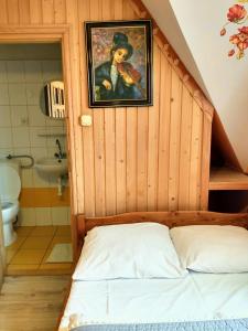 ein Schlafzimmer mit einem Bett und einem Wandgemälde in der Unterkunft Pokoje Gościnne Janina Bocheńczak in Gliczarów Górny