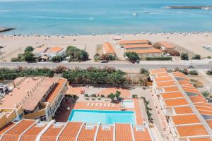 博薩的住宿－Malaspina Hotel & Resort，享有度假胜地和海滩的空中景致