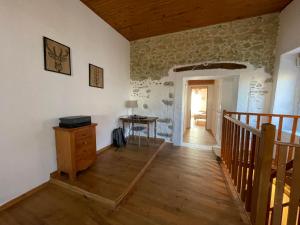 um quarto com piso em madeira, uma mesa e uma escada em L’Oiseau Doré em Bram