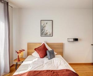 1 dormitorio con 1 cama grande con almohadas rojas en Spacious and Comfort Home, en Ibadán