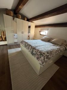 ein Schlafzimmer mit einem großen Bett mit einem Teppich in der Unterkunft Appt neuf 37m2 100m de la mer in Fréjus
