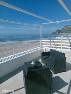 einen Balkon mit Blick auf den Strand in der Unterkunft PALOMERA LUXURY APARTMENT SUL MARe in Gaeta