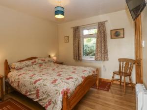 Schlafzimmer mit einem Bett und einem Fenster in der Unterkunft Alba Ben View in Spean Bridge