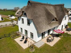 an overhead view of a house with a thatched roof at Inseldomizil Stolpe - Urlaub unter Reet auf Usedom in Stolpe auf Usedom