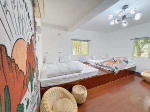 南庄乡南苑莊園 NanYuan Resort Manor的一间卧室，墙上有两张床和一幅画