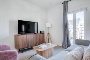 Renovated La Dreta de lEixample 1br w balcony BCN-89電視和／或娛樂中心