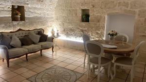 un soggiorno con divano e tavolo di Barone luxury rooms a Bari