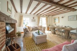 TV a/nebo společenská místnost v ubytování Harvest Cottage