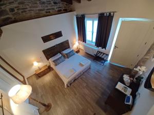 an overhead view of a bedroom with a bed at B&B Il Pozzo e la Macina in Bardi