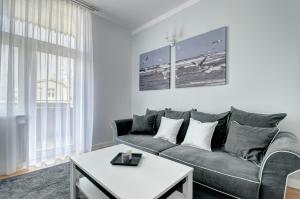 索波特的住宿－Platinum Residence - Chmielewskiego，客厅配有沙发和桌子