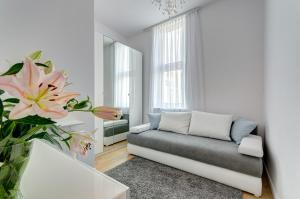 a living room with a couch and a mirror at Platinum Residence - Chmielewskiego in Sopot +23 photos