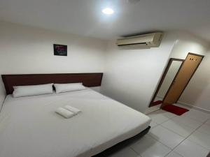 מיטה או מיטות בחדר ב-OYO 90950 Hotel Dns