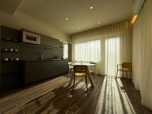 Cucina o angolo cottura di SKYLINE- 3 Apartments with view