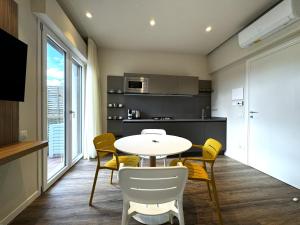Cucina o angolo cottura di SKYLINE- 3 Apartments with view