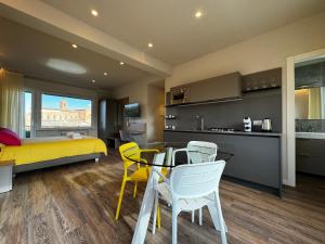 Cucina o angolo cottura di SKYLINE- 3 Apartments with view