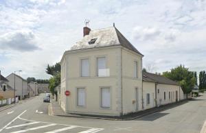 a small white building on the side of a street at Votre oasis de détente : Appartement flambant neuf, 1 chambre, 4 couchages à Aubigné-racan in Aubigné-Racan