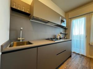 Cucina o angolo cottura di SKYLINE- 3 Apartments with view