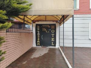 uma garagem com um sinal na frente de uma porta em BK GOLD HOTEL em Batumi