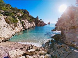 uma vista para uma praia com rochas e o oceano em Studio Longchamp em Marselha