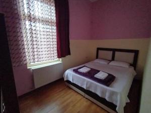 1 dormitorio con cama y ventana en BK GOLD HOTEL en Batumi