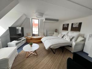 um quarto com uma cama e uma televisão em City Apartement im Herzen der Stadt em Wurtzburgo
