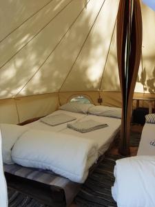 En eller flere senge i et værelse på Rifugio Manfre Bivouac Tent