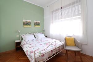 1 dormitorio con cama y ventana en Apartment Anka, en Opatija