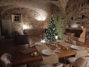 una mesa de madera con un árbol de Navidad en una habitación en B&B Il Pozzo e la Macina en Bardi