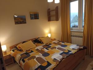 Posteľ alebo postele v izbe v ubytovaní Domki i apartamenty nad jeziorem solińskim z basenem I widokiem na góry