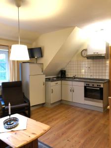uma sala de estar com uma cozinha e uma mesa em Ferienwohnung Margret und Kord Hedder em Bispingen