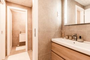 Un baño de Heart of Budapest Apartment 28 fotos más