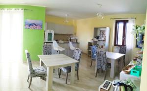a kitchen and dining room with a table and chairs at Le tre cime in Baranello