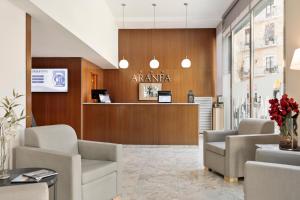 un salone con sedie e una reception di Hotel Best Aranea a Barcellona