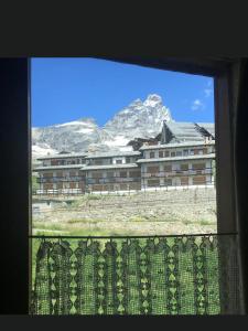 - une vue depuis la fenêtre d'un bâtiment avec une montagne dans l'établissement Stella del Cervino, Ski In & Ski Out, with Garage, à Breuil-Cervinia